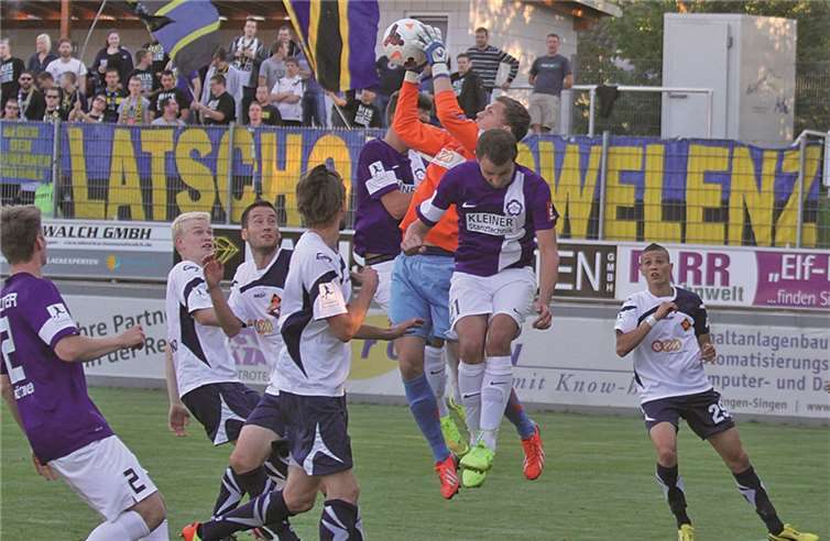 Alles im Griff hatte im Hinspiel Fabrice Vollborn. Die TuS gewann die erste Begegnung in Nöttingen mit 2:0 und schaffte seinerzeit in Baden-Württemberg den ersten Saisonsieg. TH