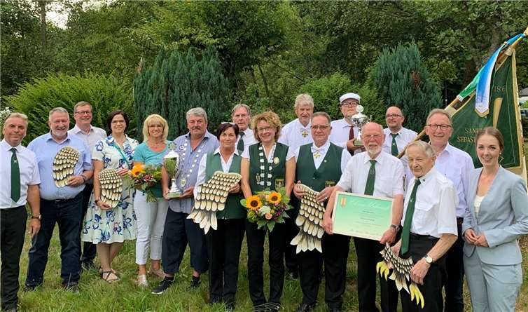 Alles im Grünen Bereich beim Königsschießen 2019 in Waldbreitbach und im Herzen des Ganzen die neue Schützenkönigin Andrea Reiprich. Flankiert von den Flügelschützen Monika Over und Wolfgang Täuber freuten sich mit ihr ebenfalls MdB Erwin Rüddel und MdL Ellen Demuth sowie 1. Brudermeister Thomas Over, 2. Brudermeister Martin Durst, Ehrenbrudermeister und Papa Justus Reiprich, Bürgerkönig Hans-Peter Humberg, Bürgermeister Martin Lerbs und Vogelbauer und Schweifschütze Richard Hahn. Foto: privat