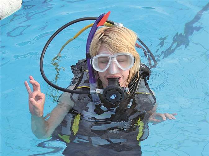 „Alles in Ordnung“ signalisiert die junge Taucherin ihrem Lehrer. Jetzt kann das Training beginnen.