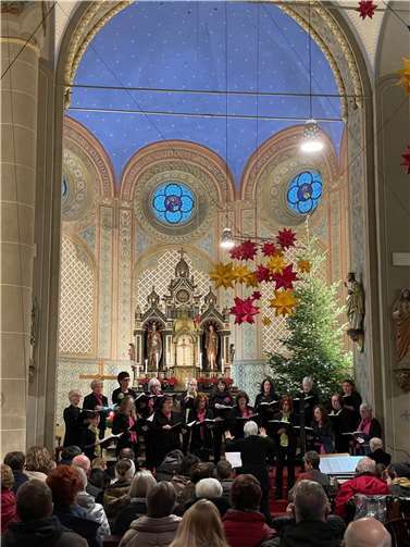 Alles in allem für die vielen Besucher und auch für die Sängerinnen und Sänger eine gelungene schöne Einstimmung auf Weihnachten im Advent unter der sehr stimmungsvoll beleuchteten Kuppel im Altarraum der Kirche. Foto: Frank Nelius