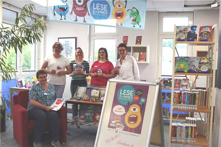 Alles ist bereit: Das Team der Stadtbibliothek hat alles für den Lesesommer vorbereitet, viele neue Bücher gekauft und Clubkarten besorgt. Die ersten Anmeldungen liegen bereits vor. Los geht’s am 10. Juli 2023. Foto: VG Montabaur / Christina Weiß