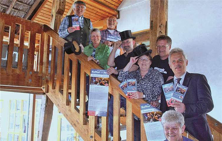 Alles ist bestens vorbereitet für die Veranstaltungsreihe „Kultur im Hof“ 2015. Hier präsentiert das Organisationsteam das neue Programm.STEIN