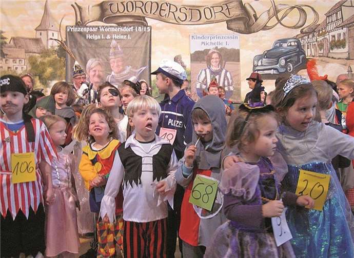 Alles „knubbelte“ sich um Heinz I. und Helga I. auf der Bühne. privat