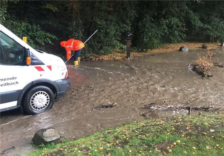Alles war überschwemmt. Die Mitarbeiter des Bauhofes waren mit aufräumen beschäftigt. Fotos: privat