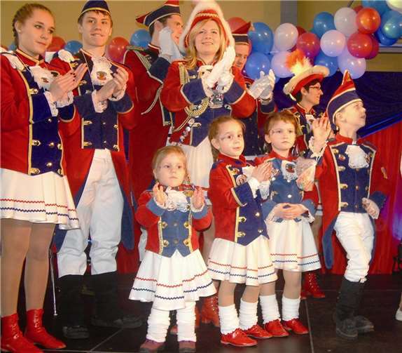 Alles, was schon laufen kann, tummelte sich in der Kripper prächtig geschmückten Narrhalla.