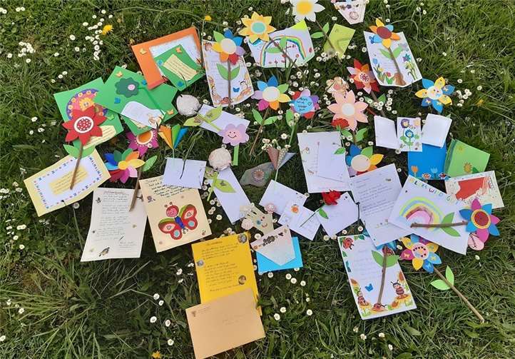 „Alles wird gut!“ oder „Ihr seid nicht alleine!“, so lautete der 1. Mai-Gruß von Grundschülern aus Münstermaifeld, die mit bunten Blumen und tröstenden Worten den Bewohnern im Seniorenheim St. Josef eine große Freude bereitet haben.Foto: privat