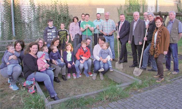 Allgemeine Freude herrschte bei den Anwohnern und Kommunalpolitikern bei der Übergabe des Förderbescheides durch Landrat Dr. Jürgen Pföhler.privat