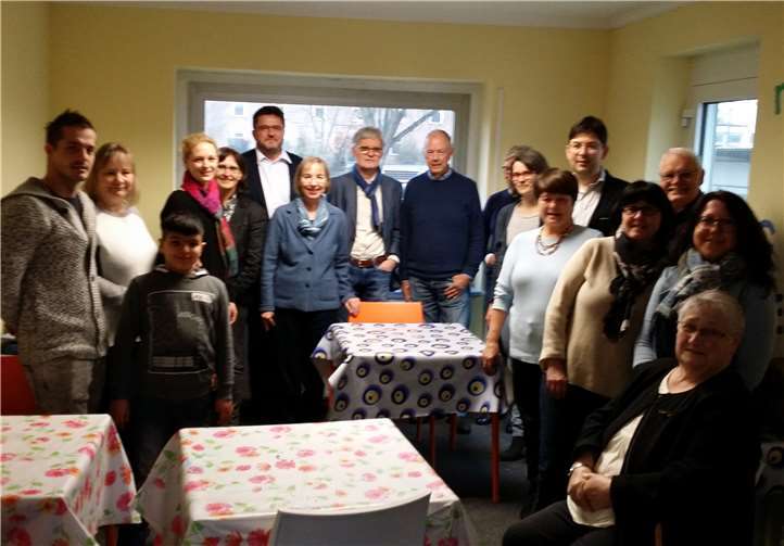 Allgemeine Freude herrschte bei den Vertretern der federführenden Organisationen und deren Unterstützern, als der „Treff am Ring“ jetzt wiedereröffnet werden konnte.  privat