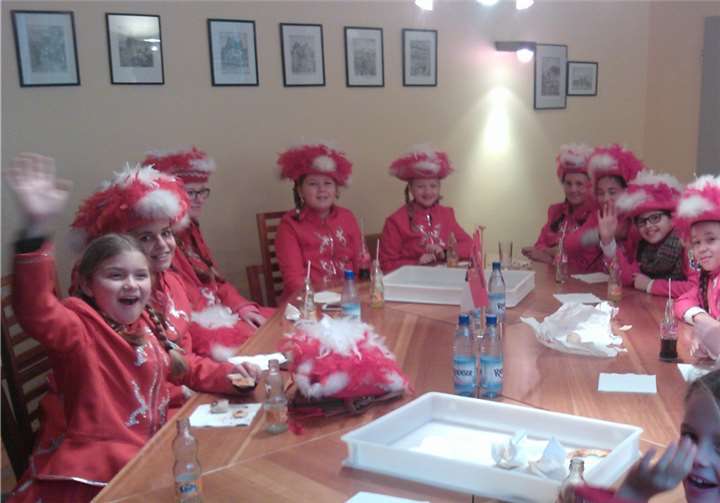 Alljährlich am Katharinenmarkt starten die Jecken vom Karnevalsverein Spokus Treis in die närrische Zeit. Bevor jedoch die Narren mit ihrem Prinzenpaar Andrea und Werner die Amtsstube von Ortsbürgermeister Philipp Thönnes erstürmten, besuchten auch die jüngsten Karnevalisten, die Mädels der Spokus-Garde, den Ortschef.privat