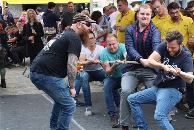 Alljährlich zu Christi Himmelfahrt findet normalerweise der große Tauziehwettbewerbt der Dernauer Junggesellen statt. Dieses Jahr fällt das Spetakel jedoch aus. Foto: DU/Archiv