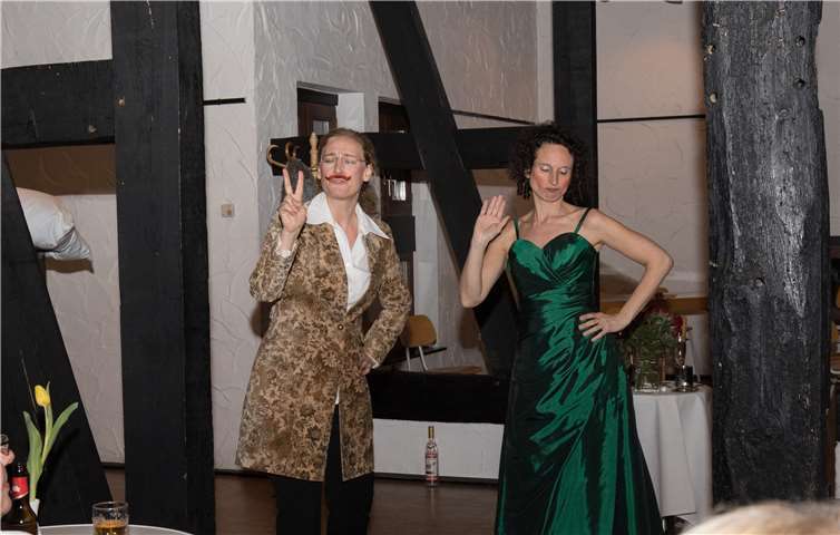 Allroundtalent Petra Schwarzkopf (l.) und Alexandra Tschida in „Ich lade gern mir Gäste ein.“Fotos: CEW