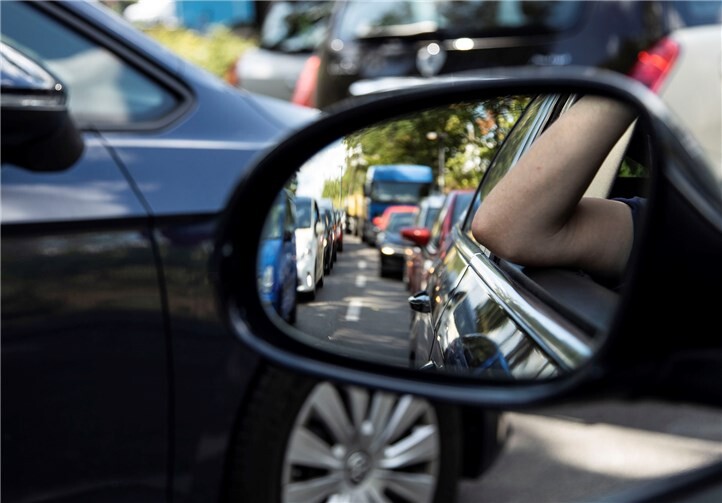 Alltägliches Bild für Berufspendler: Auch in Zeiten von Lockdown und Homeoffice bleibt die Zahl der Menschen, die auf dem Weg zur Arbeit weite Strecken zurücklegen, auf einem hohen Level.Foto: IG BAU