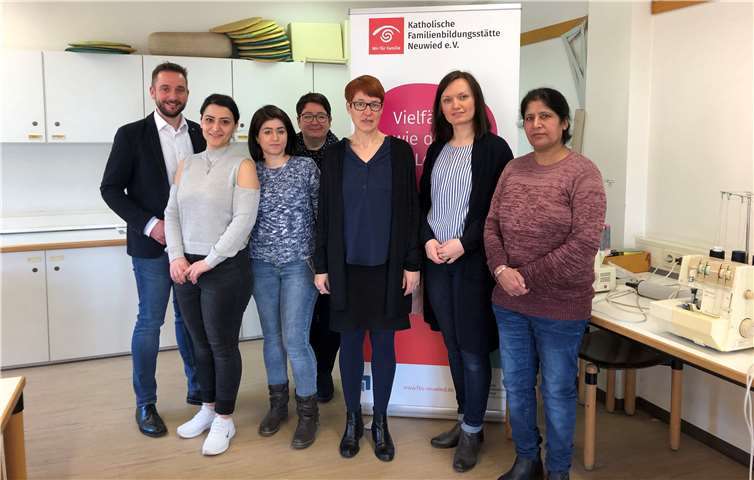 „Alltag in Deutschland“ nennt sich das neue Arbeitsprojekt für zugewanderte Frauen. Die Katholische Familienbildungsstätte Neuwied wurde durch das Jobcenter für den Landkreis Neuwied beauftragt. Die Projektmitarbeiterinnen Marita Kirst (Vierte von links), Isabella Fischer (Dritter von rechts) und Kristina Boldt (Zweite von rechts) mit einigen Teilnehmerinnen und Geschäftsführer Nils Zimmermann.Foto: Familienbildungsstätte Neuwied
