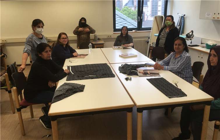 „Alltag in Deutschland“ nennt sich die Arbeitsgelegenheit für zugewanderte Frauen. Die Kath. Familienbildungsstätte Neuwied e.V. wurde durch das Jobcenter für den Landkreis Neuwied beauftragt. Projektmitarbeiterin Hevin Hosso (2. v. l.) mit Teilnehmerinnen der Arbeitsgelegenheit.Quelle: Familienbildungsstätte Neuwied