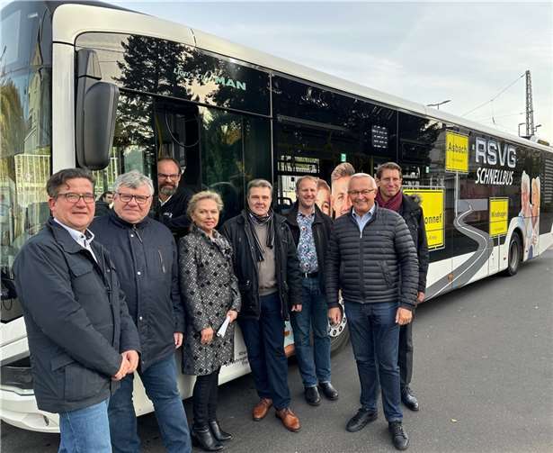 Allzeit gute Fahrt im neugestalteten Verkehrsnetz wünschen (v.re.) der Verkehrsdezernent des Rhein-Sieg-Kreises Tim Hahlen, Landrat Achim Hallerbach, der Verkehrsplaner des Rhein-Sieg-Kreises, Dr. Christoph Groneck, der Geschäftsführer der RSVG, Volker Otto, Abteilungsleiterin Planung und ÖPNV Helga Zoltowski, der 1. Kreisbeigeordnete und Verkehrsdezernent Michael Mahlert sowie der Bürgermeister der Verbandsgemeinde Linz, Frank Becker.  Foto: Thomas Herschbach