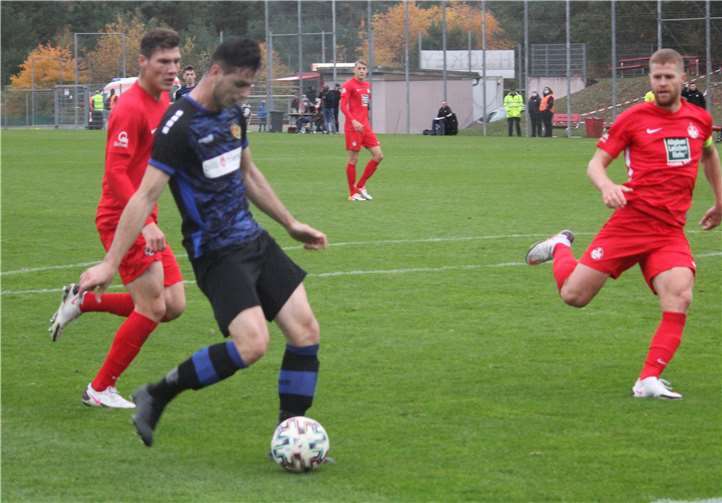Almir Porca auf dem Weg zum entscheidenden Treffer. Drei Minuten vor dem Ende sorgte er damit für den vierten Saisonsieg. Foto: Martina Götz-Hardt