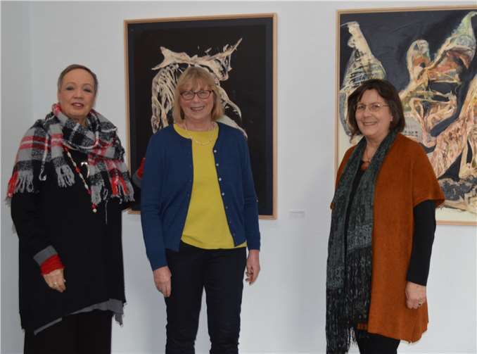 Almuth Leib, Ursula Adrian-Rieß und Eva Töpfer (v. l.) vor Werken von Adrian-Rieß. Foto: AB