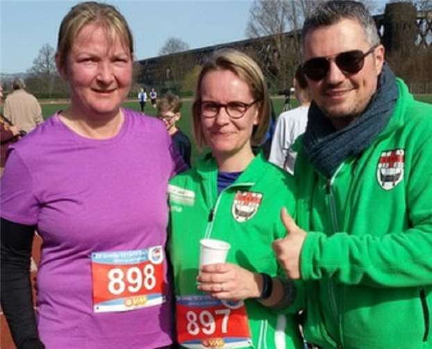 Almuth, Verena und Benni gut gelaunt bei bestem Laufwetter bei ihrer Halbmarathonvorbereitung in Urmitz.Privat