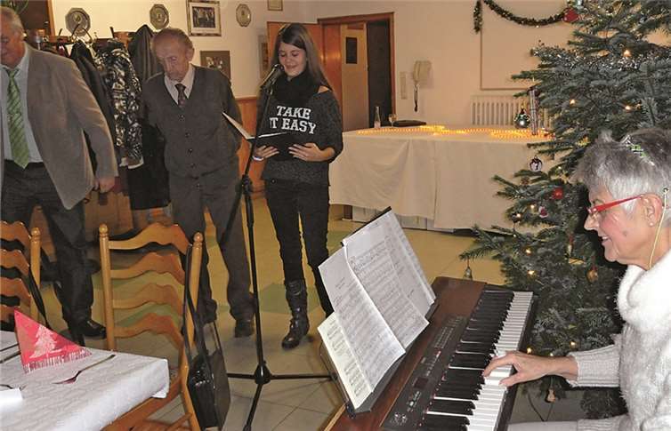 Alois (Botsch) Kretzer und seine Enkelin Eileen sangen stimmungsvolle Weihnachtslieder.