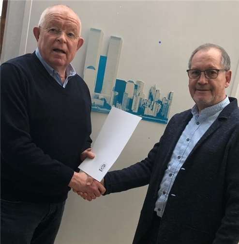 Alois Geiermann ist seit 40 Jahren Mitglied der IPA. Verbindungsstellenleiter Addy Jüsgen überreichte die Urkunde.Foto: privat