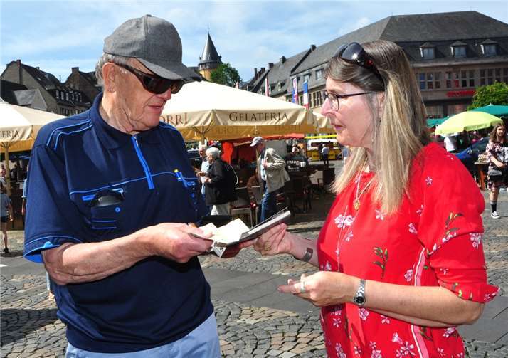 Alois Krämer, ebenfalls literarisch tätig ersteht eines der ersten Buchexemplare für den guten Zweck.
