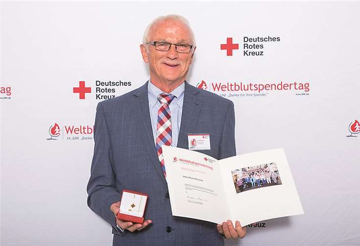Alois Krechel mit der Ehrenurkunde und der von Designerin Jette Joop entworfenen Ehrennadel. privat