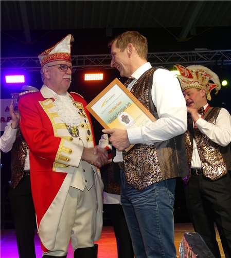 Alois Oster aus Ochtendung wurde als verdienter Karnevalist mit dem „Krombiere Jeck Orden“ geehrt.TE