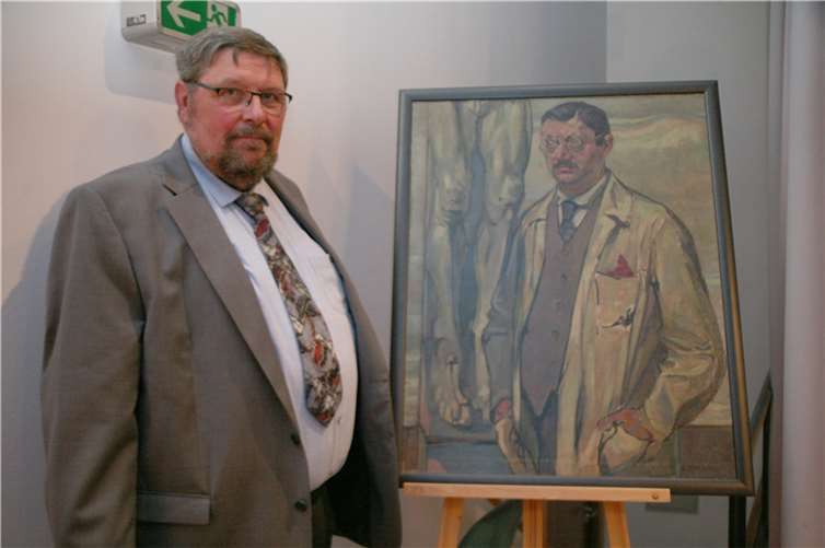 Aloys Einig mit dem Bildnis von Prof. Carl Burger, das erst kürzlich von der Familie Weingart dem Geschichts- und Altertumsverein geschenkt wurde.