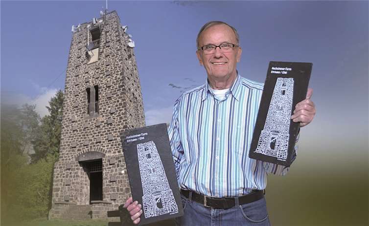Aloys Krämer erstellt Kunstwerke auf Schieferplatten.BS