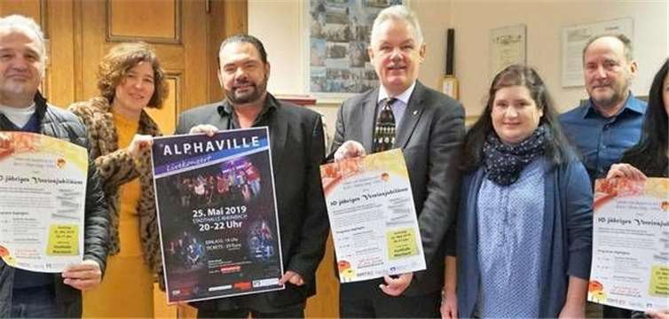 Alphaville-Sänger Marian Gold (3.v.l.) stellt mit dem Vorstand von Leben mit Autismus um den Vorsitzenden Peter Schumacher (l.) und Rheinbachs Bürgermeister Stefan Raetz (M.) das Programm vor. Foto: privat