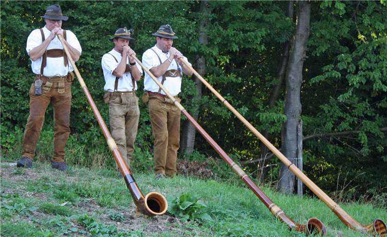 Alphornbläser im Ziel bringen Alpenfeeling.