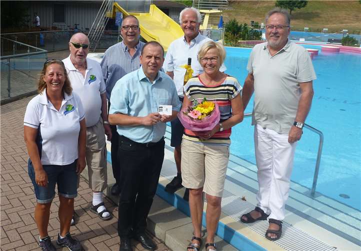 Als 20.000. Besucherin erhielt Monika Klein aus Weibern als kleines Dankeschön einen Blumenstrauß, ein Weinpräsent und einen Gutschein.privat