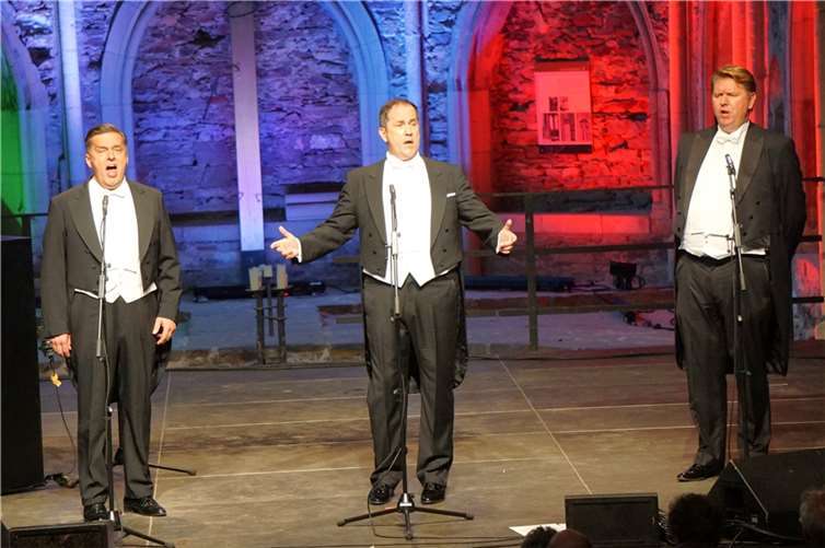 Als 3 Tenöre begeisterten Stefan Lex, der Heimbach-Weiser Michael Kurz und Thomas Heyer das Publikum mit einem Opern- und Operettenabend in der Abteikirche. Foto: FF