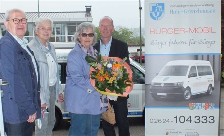 Als 5000. Fahrgast des BürgerMobils wurde Trudel Schneider mit einem Blumenstrauß überrascht. Foto: privat