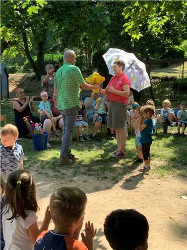 Als Abschiedsgeschenk erhielt Annette Lung einen von den Kindern gestalteten Regenschirm. Foto: Kita Kunterbunt