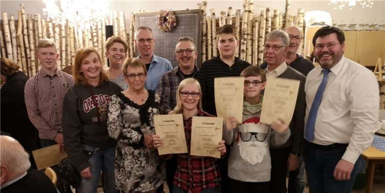 Als Abschluss der Weihnachtsfeier des Wassersportverein Sinzig sind wieder zahlreiche Urkunden verliehen worden für die Kilometerleistung und das Vereinsengagement.Foto: WSV