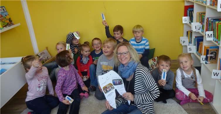 Als Andenken erhielten die Kinder ein Lesezeichen geschenkt. privat