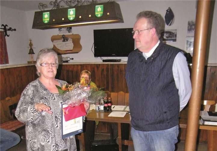 Als Anerkennung für die langjährige Vorstandsarbeit überreichte der Vorsitzende Alois Johann ein Geschenk an Erika Leiendecker. privat