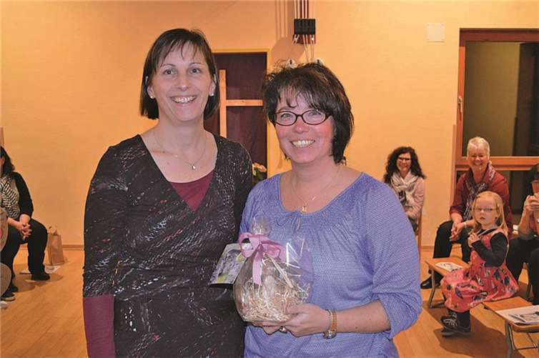 Als Anerkennung für ihr Engagement erhielt Alexandra Dott ein Präsent. privat