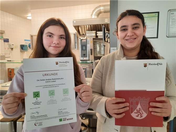 Als Anerkennung für ihr Engagement für eine gesunde und schmackhafte Schulverpflegung nahmen die Schülerinnen Matea und Hanan stellvertretend für den gesamten Mensarat die Auszeichnung mit dem ersten Stern entgegen. Quelle: Stefan-Andres-Realschule plus Unkel