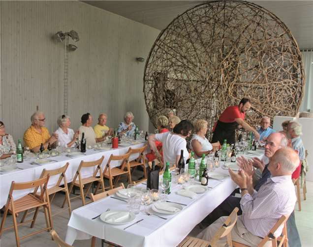 Als Anerkennung für ihre Arbeit wird ein Grillfest für alle Helfer der Uferlichter veranstaltet.  Privat