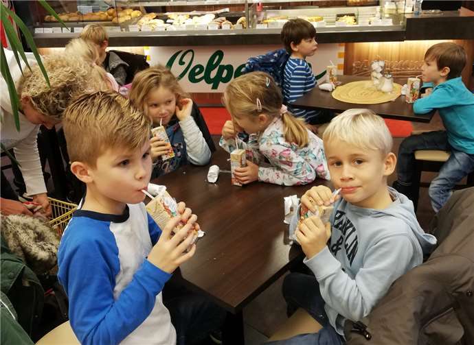 Als Anerkennung für ihre Arbeit wurden die Kinder zu Keksen und Kakao eingeladen.