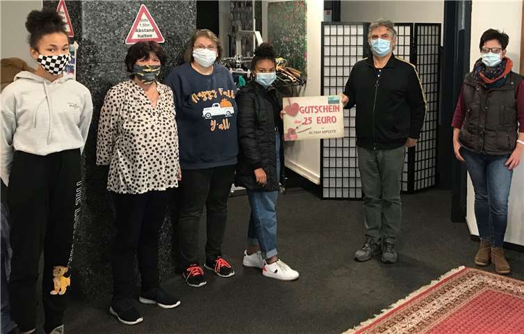 Als Anerkennung für ihren Einsatz erhielt Alyah Nipuite einen 25 Euro Gutschein.