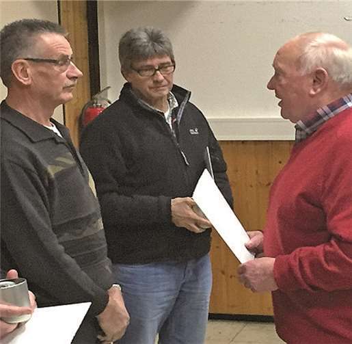 Als Anerkennung für seine Dienste und sein Engagement erhielt Klaus Breithausen neben der Ehrungsurkunde auch eine limitierte Uhr des Deutschen Fußball-Bundes (DFB).privat