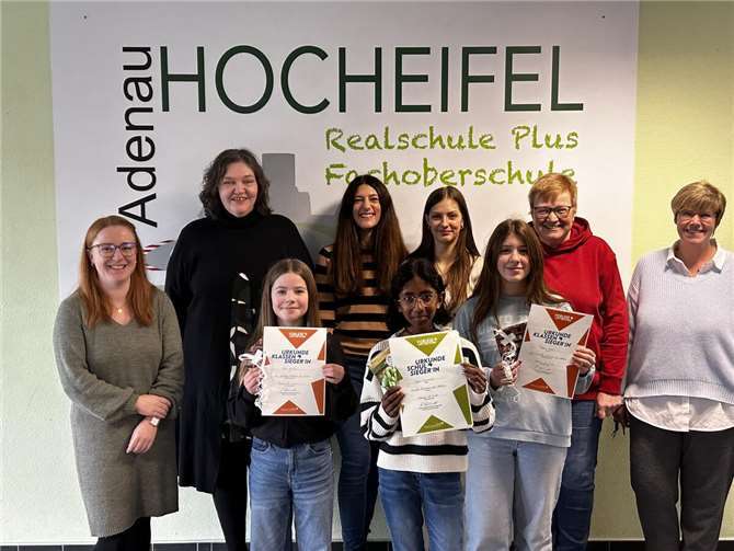 Als Anerkennung ihrer besonderen Leistung erhielten selbstverständlich alle drei Schülerinnen eine Auszeichnung. Foto: privat