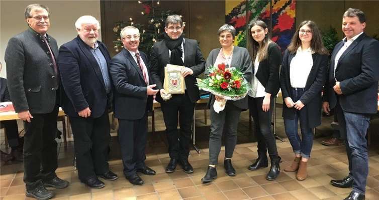 Als Anerkennung seines herausragenden ehrenamtlichen Engagements wurde Reiner Plehwe in der letzten Gemeinderatssitzung 2018 mit dem Ehrenschild der Ortsgemeinde Kruft ausgezeichnet. Foto: privat