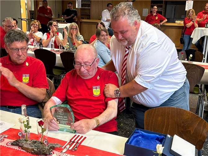 Als Anerkennung und Dank für seine langjährige Treue wurde Reinhard Herrmann zur Erinnerung eine gravierte gläserne Ehrenplakette verliehen. Foto: Prinzengarde-Corps Ochtendung
