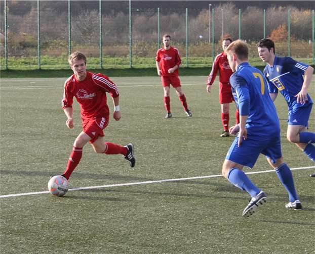 Als Aufsteiger belegt der SV Kripp (rote Trikots) mit 18 Punkten einen guten siebten Tabellenplatz.privat