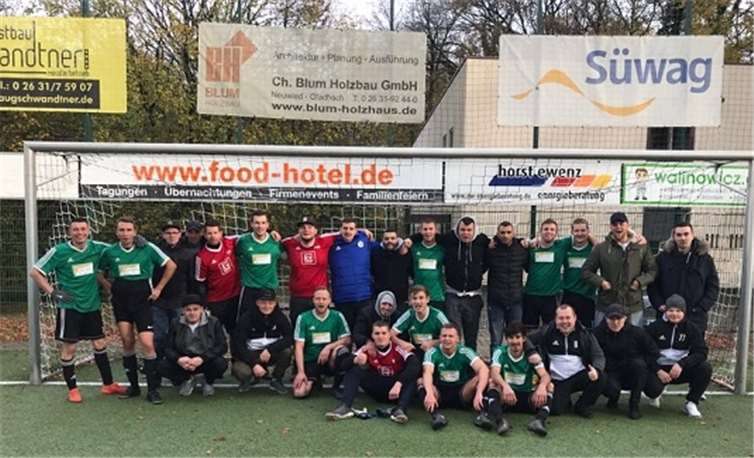 Als Aufsteiger zur Herbstmeisterschaft. Diesen Erfolg feierte der FSV Stromberg nach dem 3:2-Erfolg beim SV Rengsdorf. Stehend hinten von links: Eugen Wagner, Alex Klems, Marvin Kragt, Trainer Raimund Tracht, Andy Kehr, Marcel Bryan, Dimitri ivanenko, Hani Danach, Kevin Herdt, Alex Bathin, Dejan Barcic, Daniel Kimmel, Dennis Traudt, Roman Beilmann, Albert Grams. Vorne von links: Alex Wagner, Johann Kist, Mathias Marx, Ozan Yildirim, David Weidner, Marcel Döll, Thomas Kling, Soner Toramann, DJ, Oswald Buchmiller, Maxim Gerber. Foto: TH