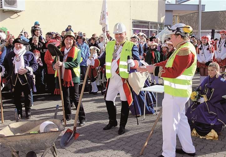 Als Bauarbeiter getarnt hießen Friedel Groß und Peter Klee die Zuschauer auf dem „größten Bauspielplatz im Rhein-Sieg-Kreis“ willkommen.